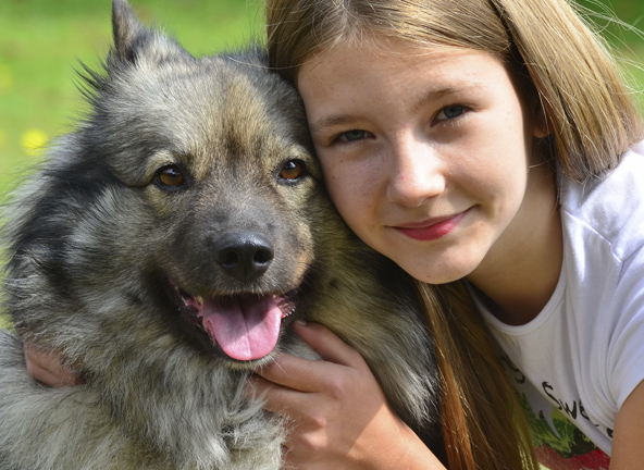 Niña con su perro